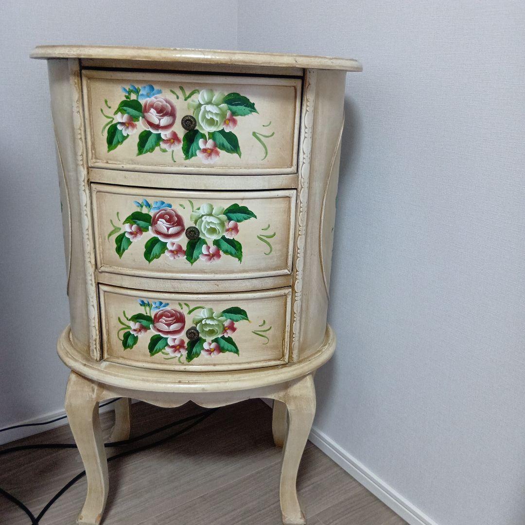 花柄デザインのクリーム色チェスト／キャビネット
