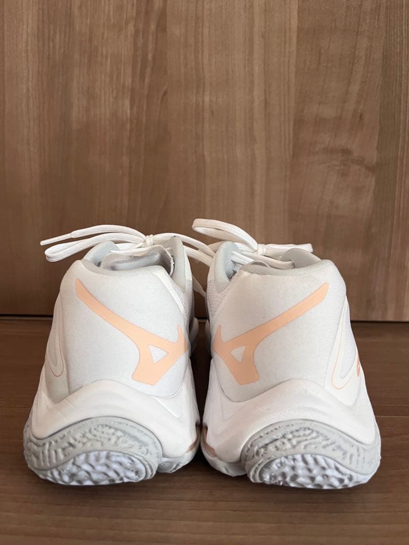 Mizuno Wave Lightning Z8 ホワイト