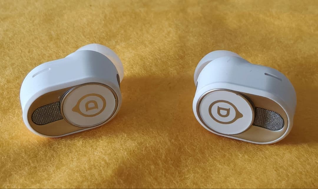 【美品】Deviaret　Gemini Ⅱ ワイヤレスイヤホン　携帯ケース付