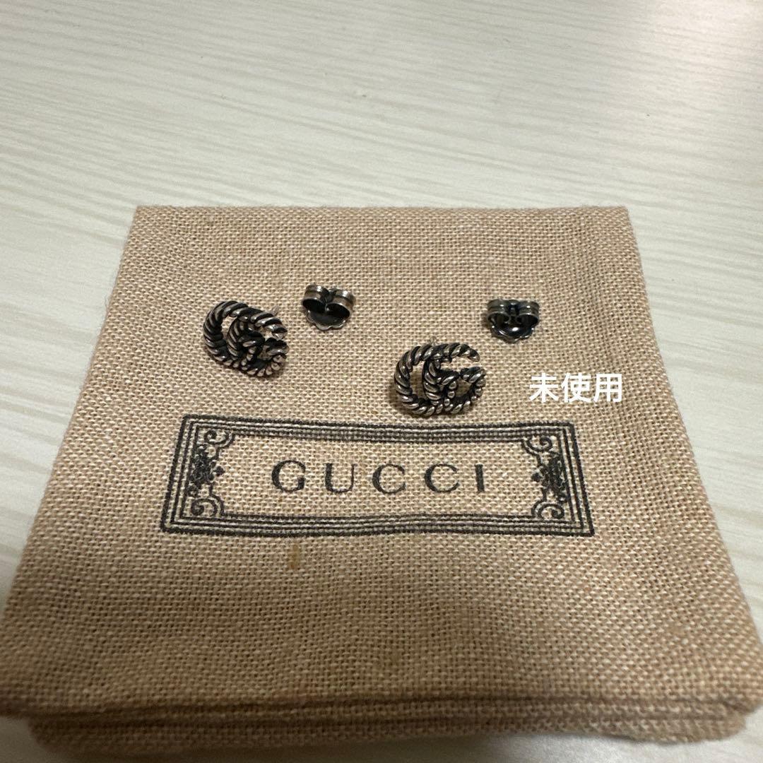 GUCCI ダブルG ピアス 未使用 (右) 使用済み(左)