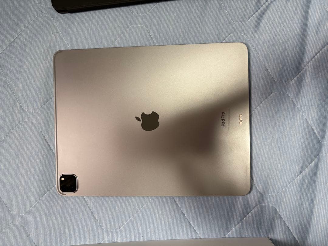 Apple iPad Pro 12.9インチ　第6世代　カバー付き