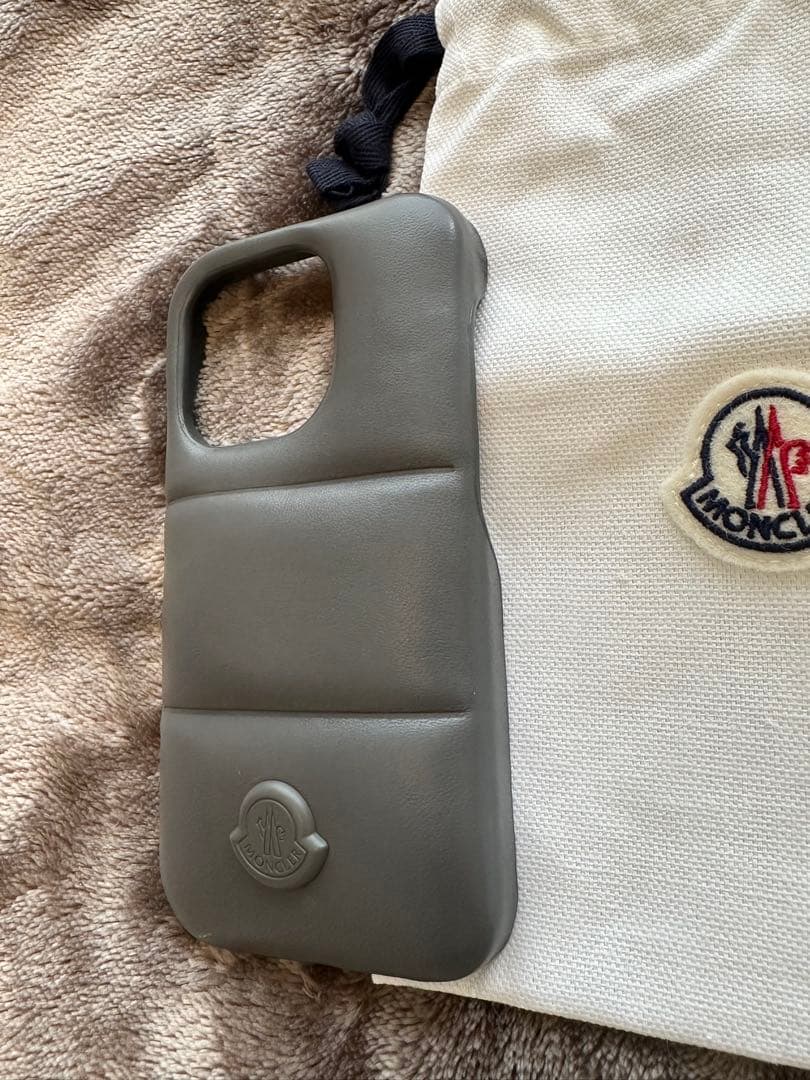 美品　MONCLER iPhone14pro 収納袋付き　モンクレール