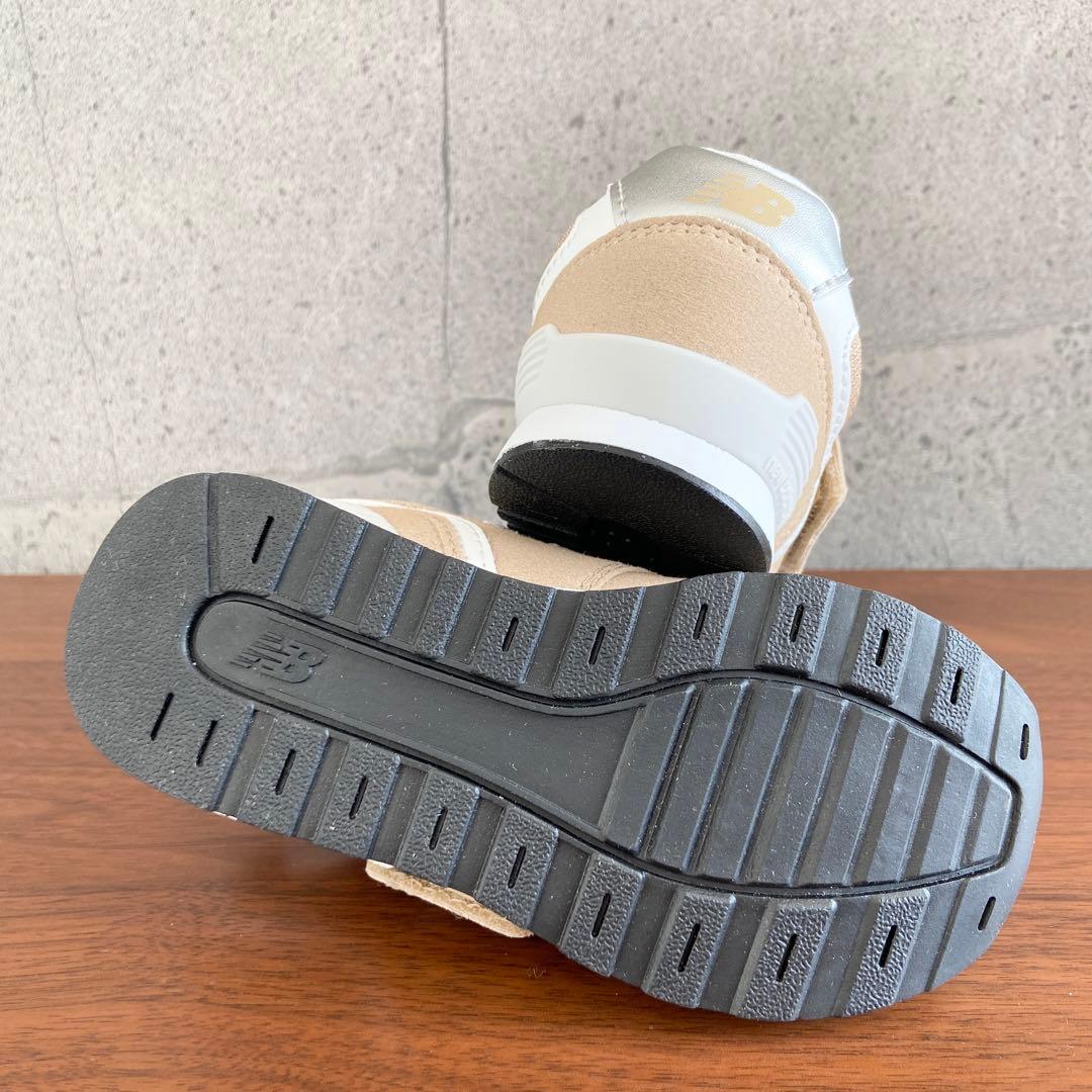 【新品】13.5センチ ベージュ ニューバランス スニーカー キッズ