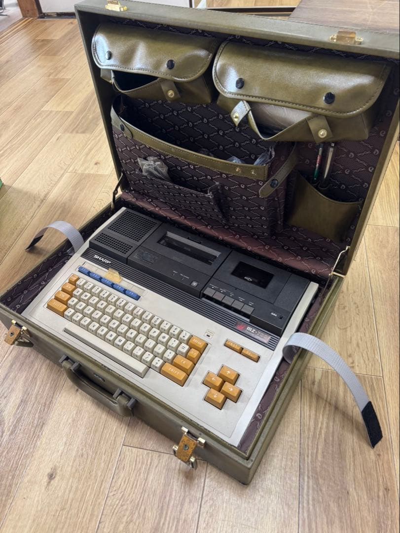 SHARP MZ-731 MZ-700 パーソナルコンピュータ　ケース付き