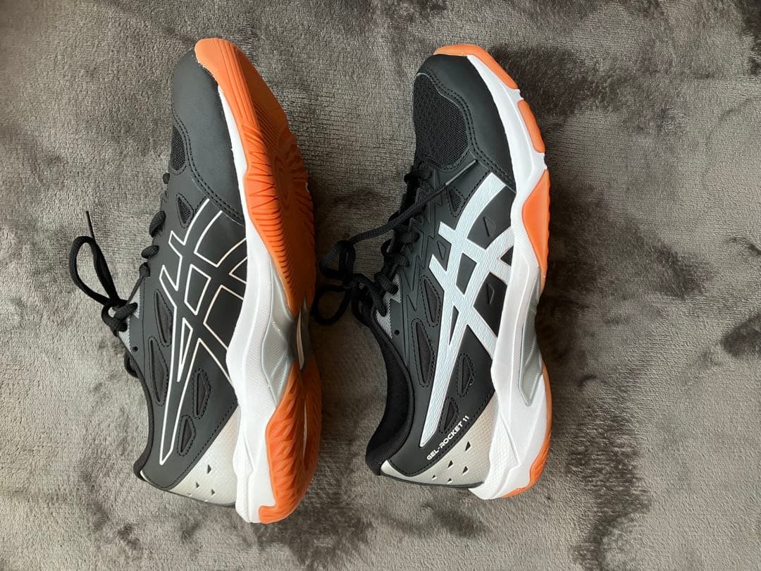 Mikasa FIVB 73 バレーボールとAsicsシューズ