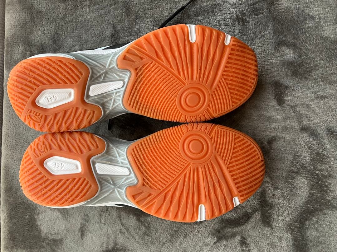 Mikasa FIVB 73 バレーボールとAsicsシューズ