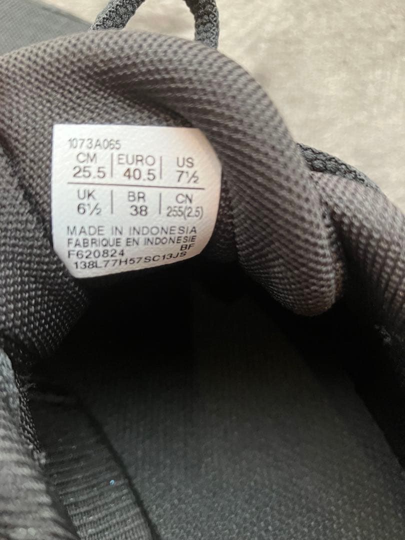 Mikasa FIVB 73 バレーボールとAsicsシューズ