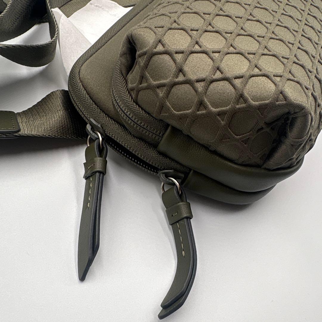 クヘタコ様ラクーオ　LAQUOH 未使用に近い　ボディバック　モスグリーン