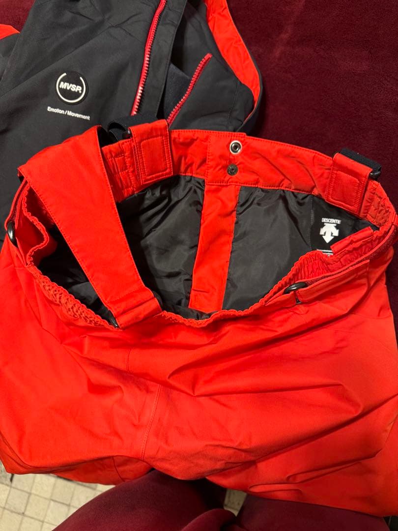 極美品　DESCENTE 2024年モデル メンズ　スキーウェア 上下セット L