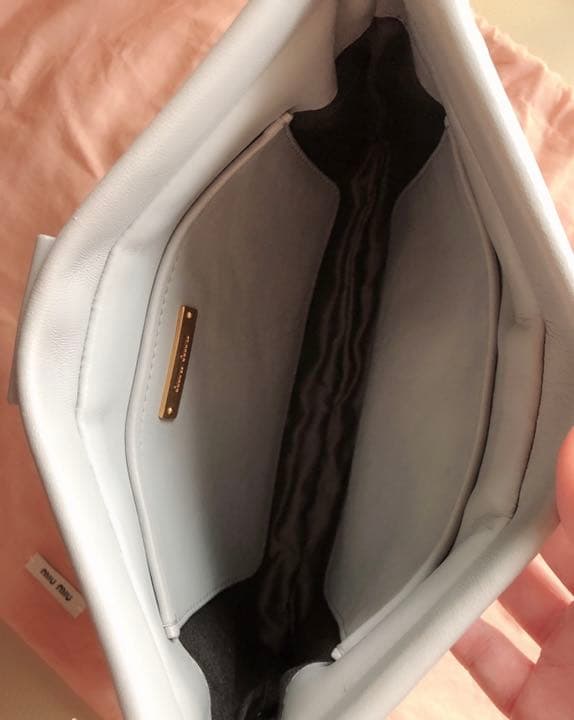 未使用に近いハンドバッグ、超美品、ハンド二本付き、原価12万4千。