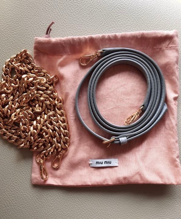 未使用に近いハンドバッグ、超美品、ハンド二本付き、原価12万4千。