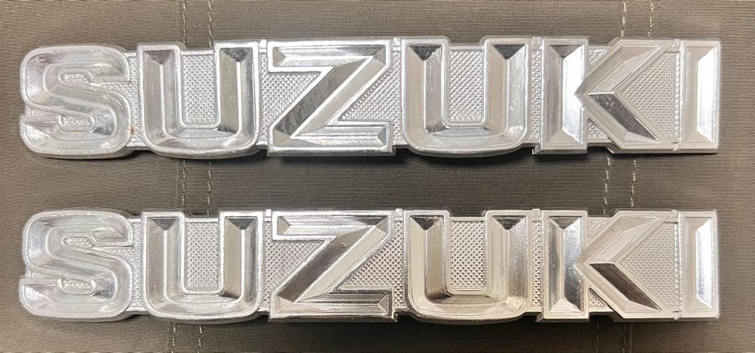 SUZUKI 凹みエンブレム バイクタンク