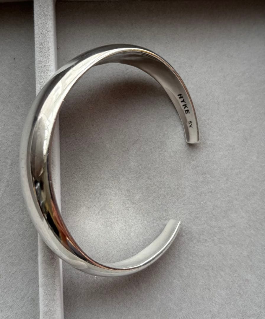 HYKE ハイク シルバー バングル