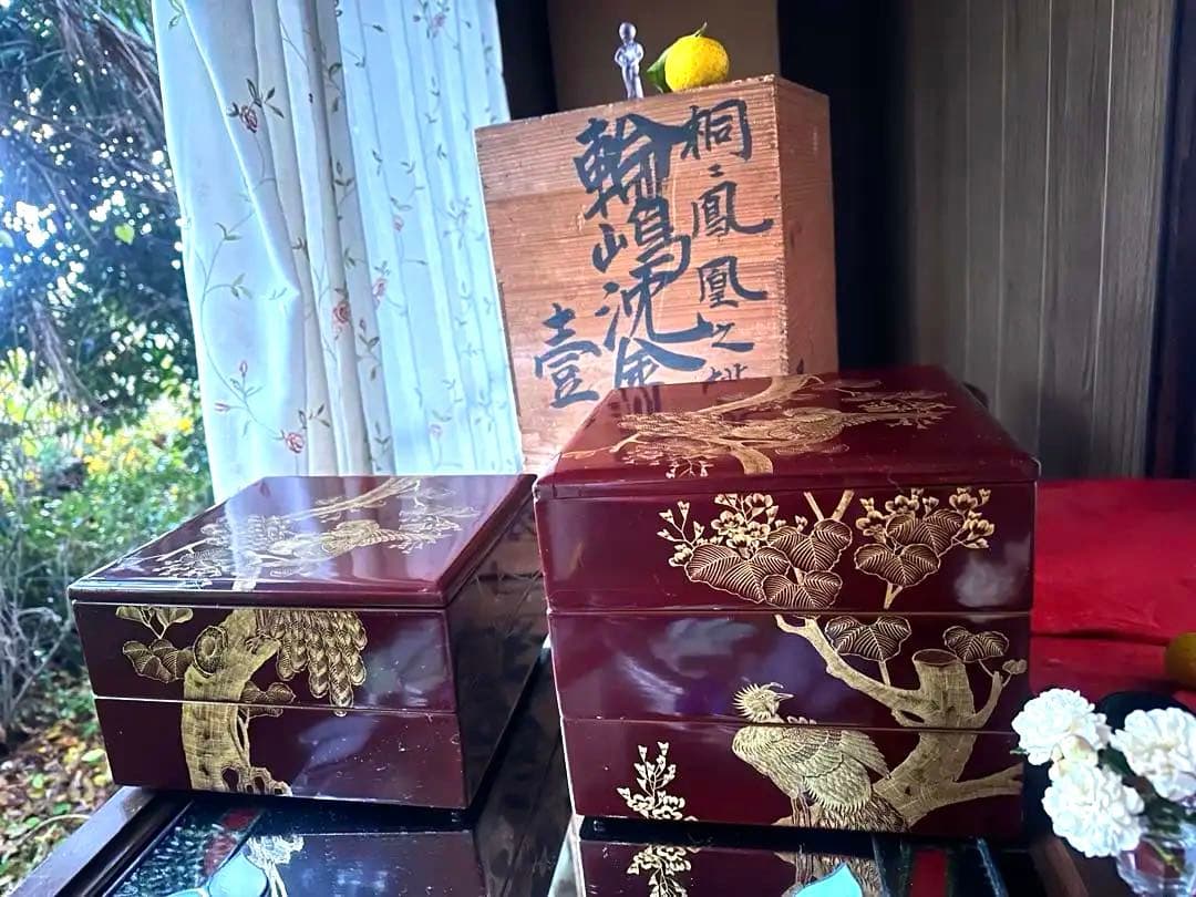 お年玉価格 ‼️JAPAN時代溜塗沈金　桐花鳳凰に松　鳳凰　五段重箱二枚蓋木箱入