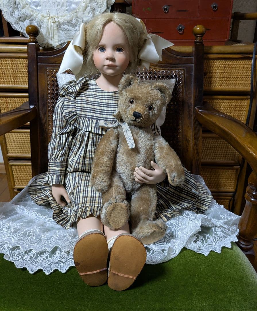 アンティークドールとテディベア