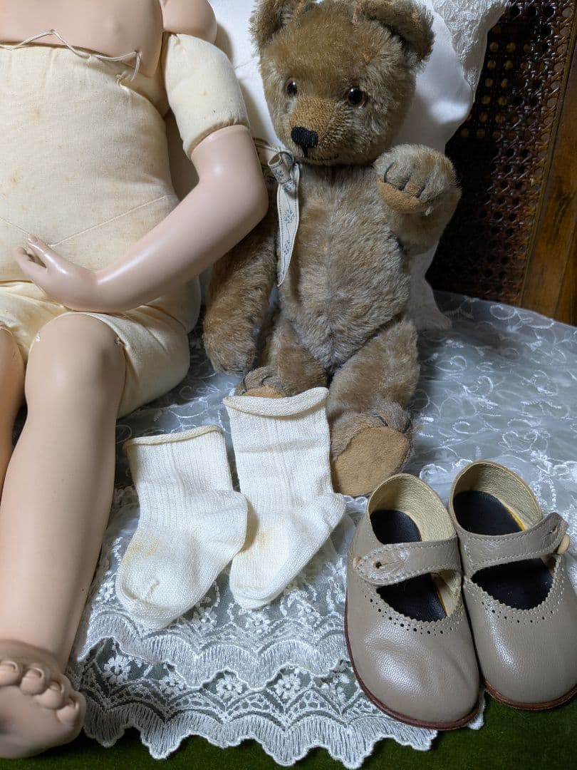 アンティークドールとテディベア