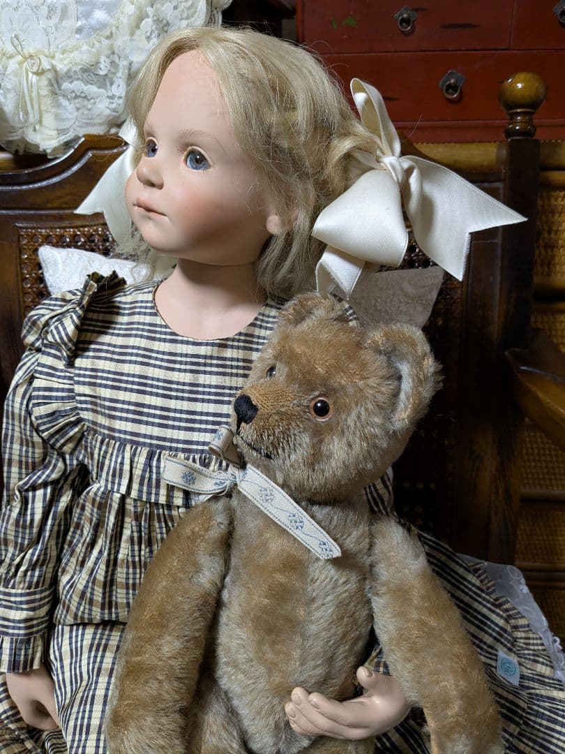 アンティークドールとテディベア