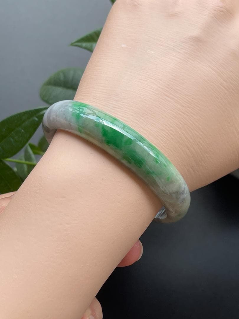 遮断離値下げ処分・電子鑑別書付陽緑黒い花翡翠（烏鶏)天然本翡翠バングル57mm