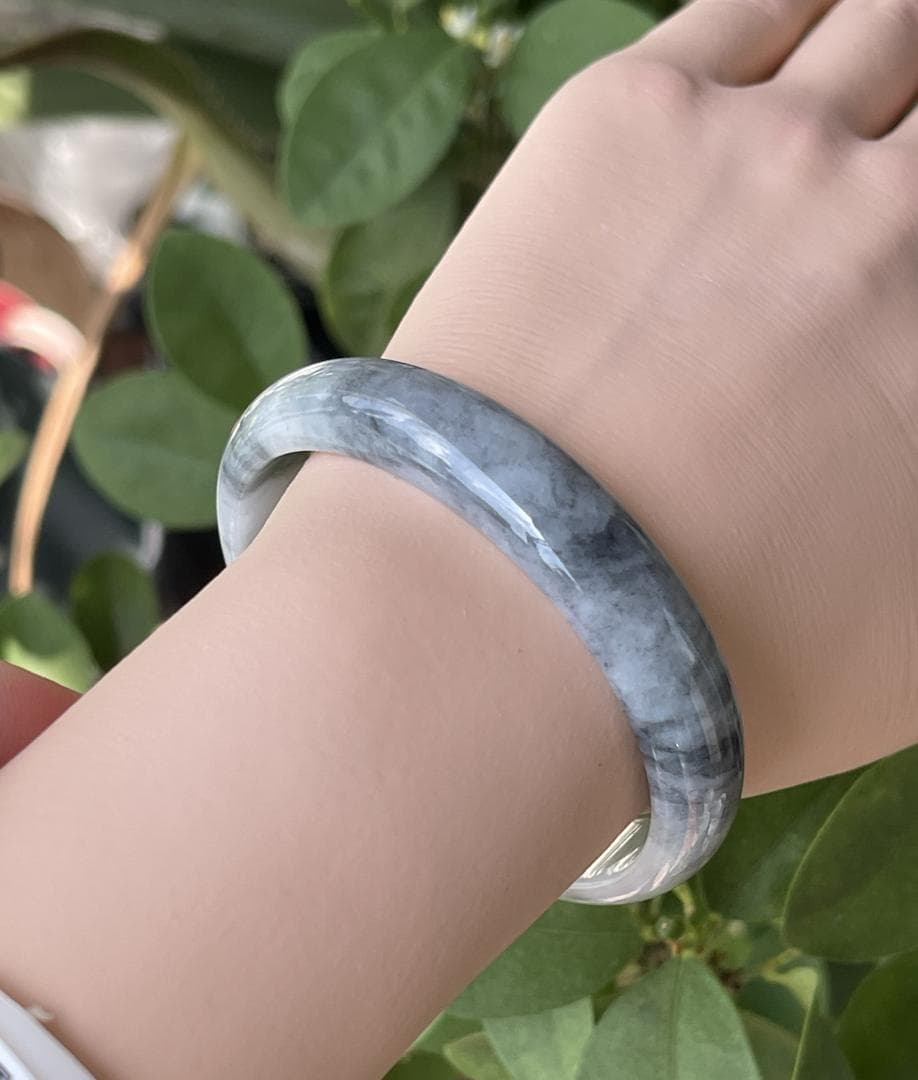 遮断離値下げ処分・電子鑑別書付陽緑黒い花翡翠（烏鶏)天然本翡翠バングル57mm