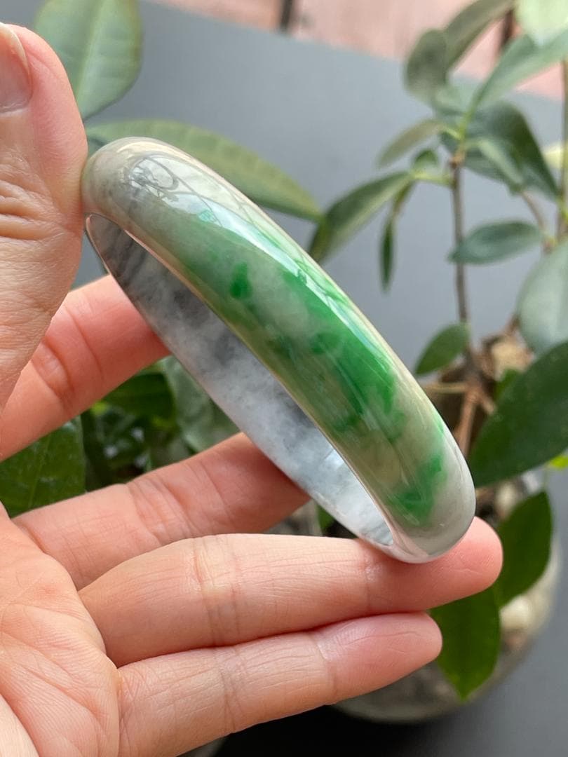 遮断離値下げ処分・電子鑑別書付陽緑黒い花翡翠（烏鶏)天然本翡翠バングル57mm