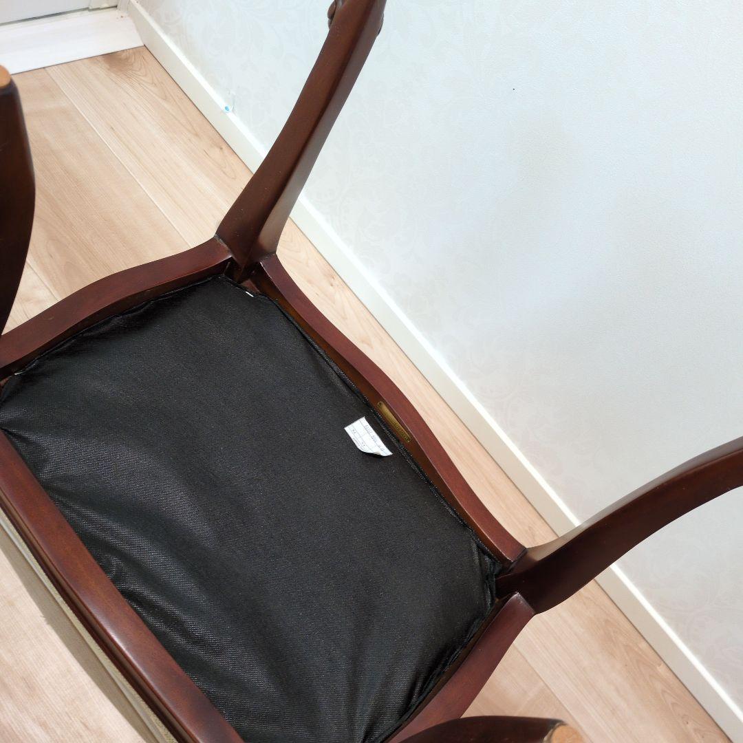 クリーム色の彫刻入りスツール