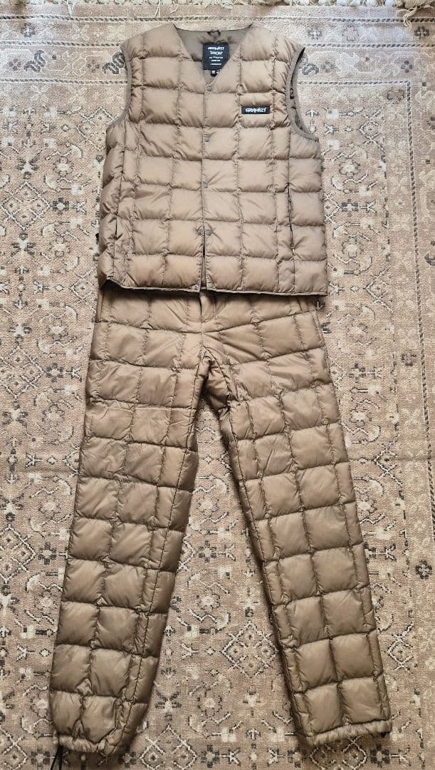 GRAMICCI×TAION コラボダウンセットアップベスト&パンツモカカーキ