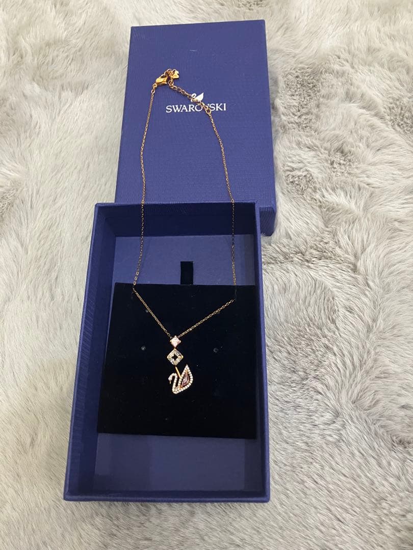 Swarovski スワンモチーフ ネックレスとピアスセット