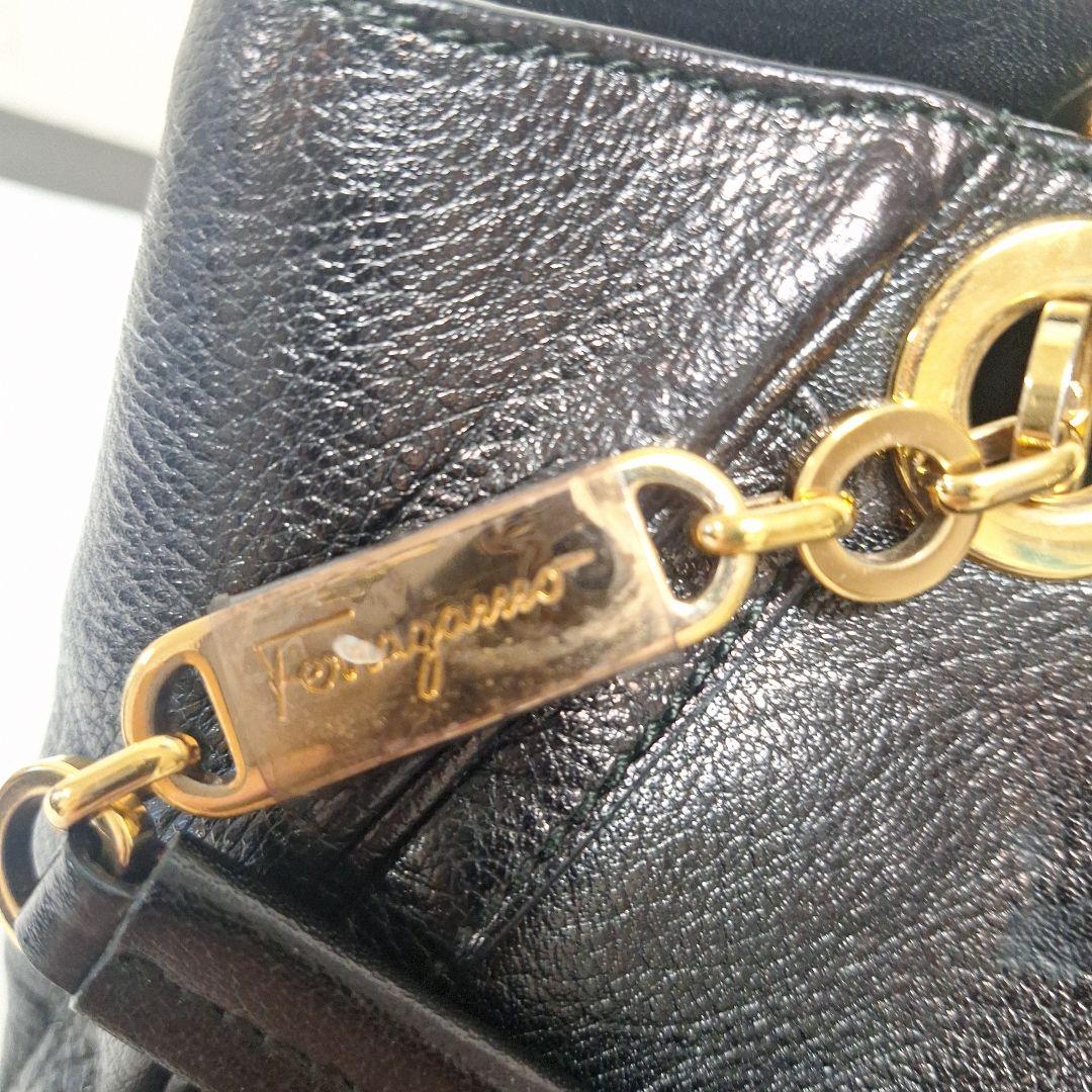 サルヴァトーレ・フェラガモ　ガンチーニ　チェーンハンドル　レザー　　ブラツク