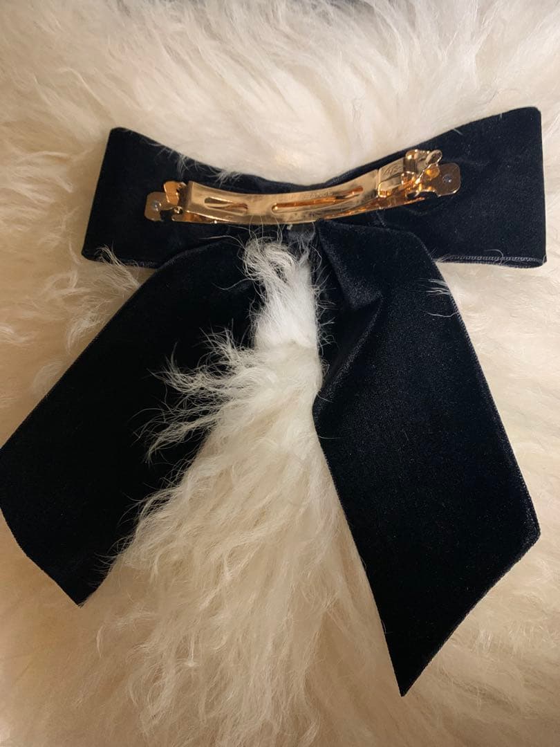 プラダ　リボン　ベロア　ベルベット　ロゴプレート　ブラック