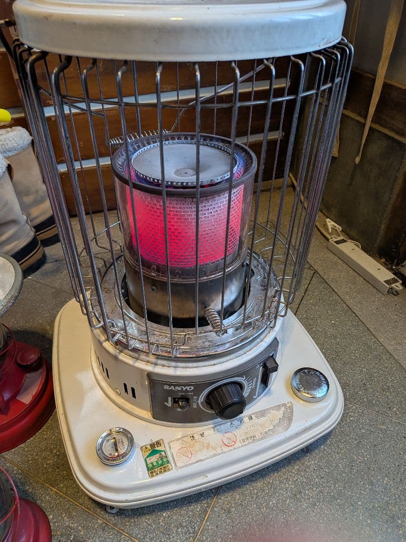 石油ストーブ　暖房器具
