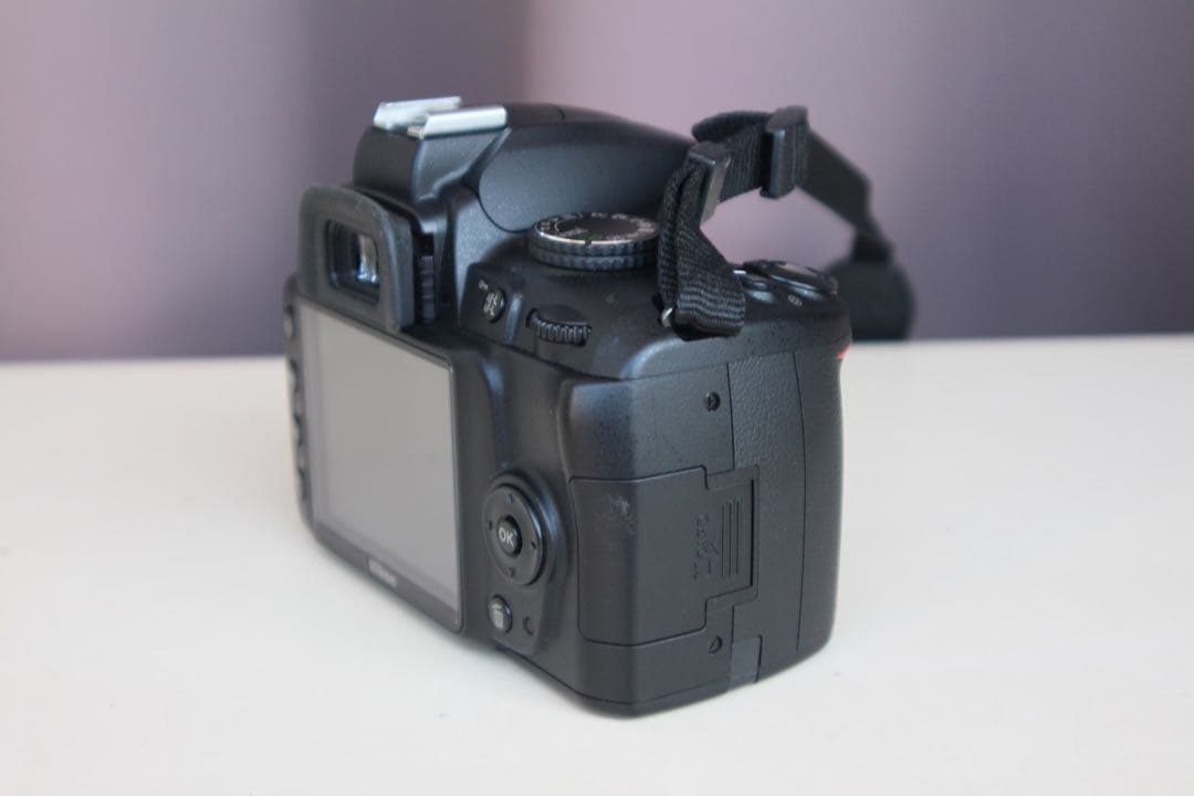 Nikon D3000 動作品　充電器付