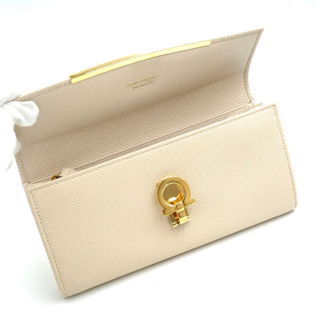 ✨未使用展示品・箱付き✨　Ferragamo 長財布ガンチーニクロジャー　カード
