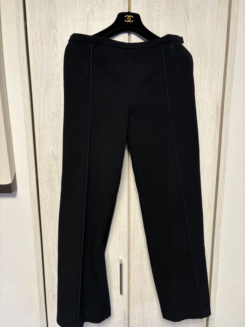 CHANEL黒 カジュアルパンツ ロゴ付き