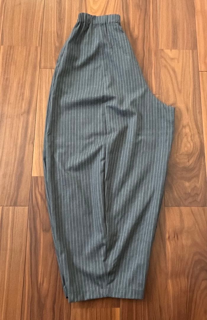 Curensologyウールストレッチドロストパンツ　グレーストライプ