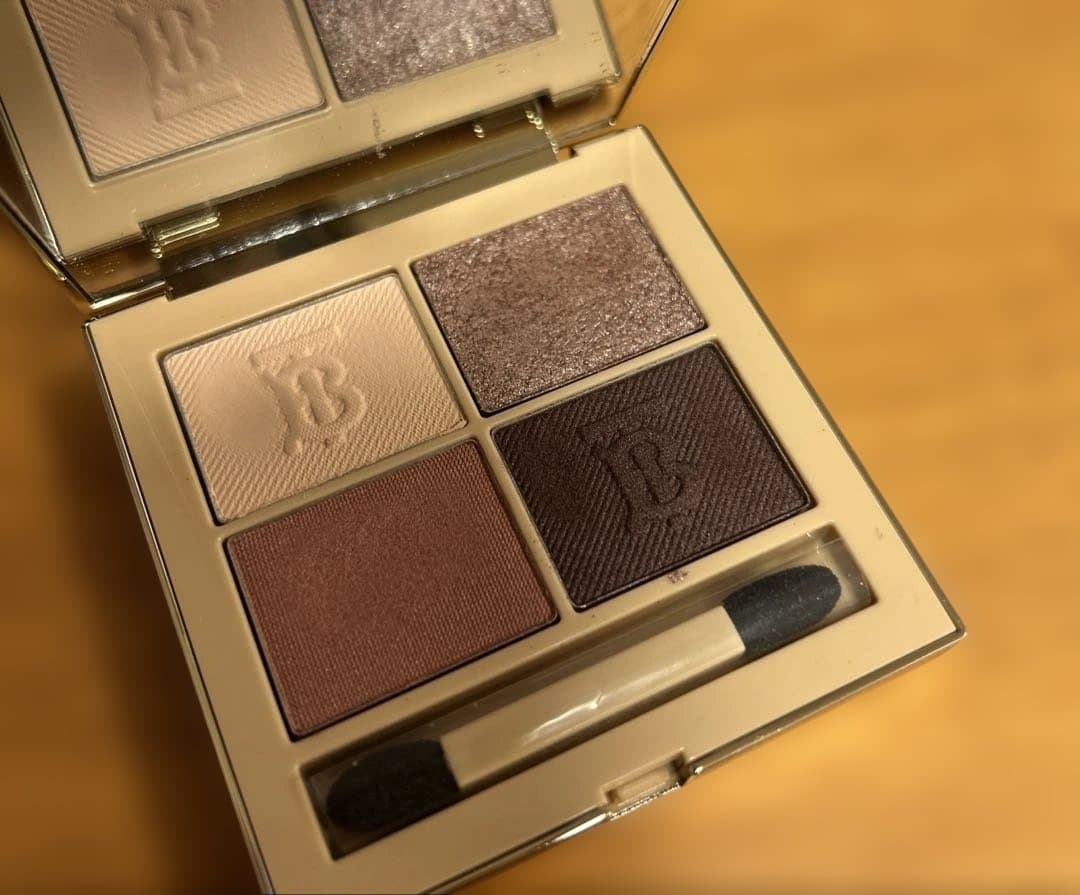 バーバリー　アイクアッド　アイシャドウ　02 ダスティキャラメル、05 ダスク