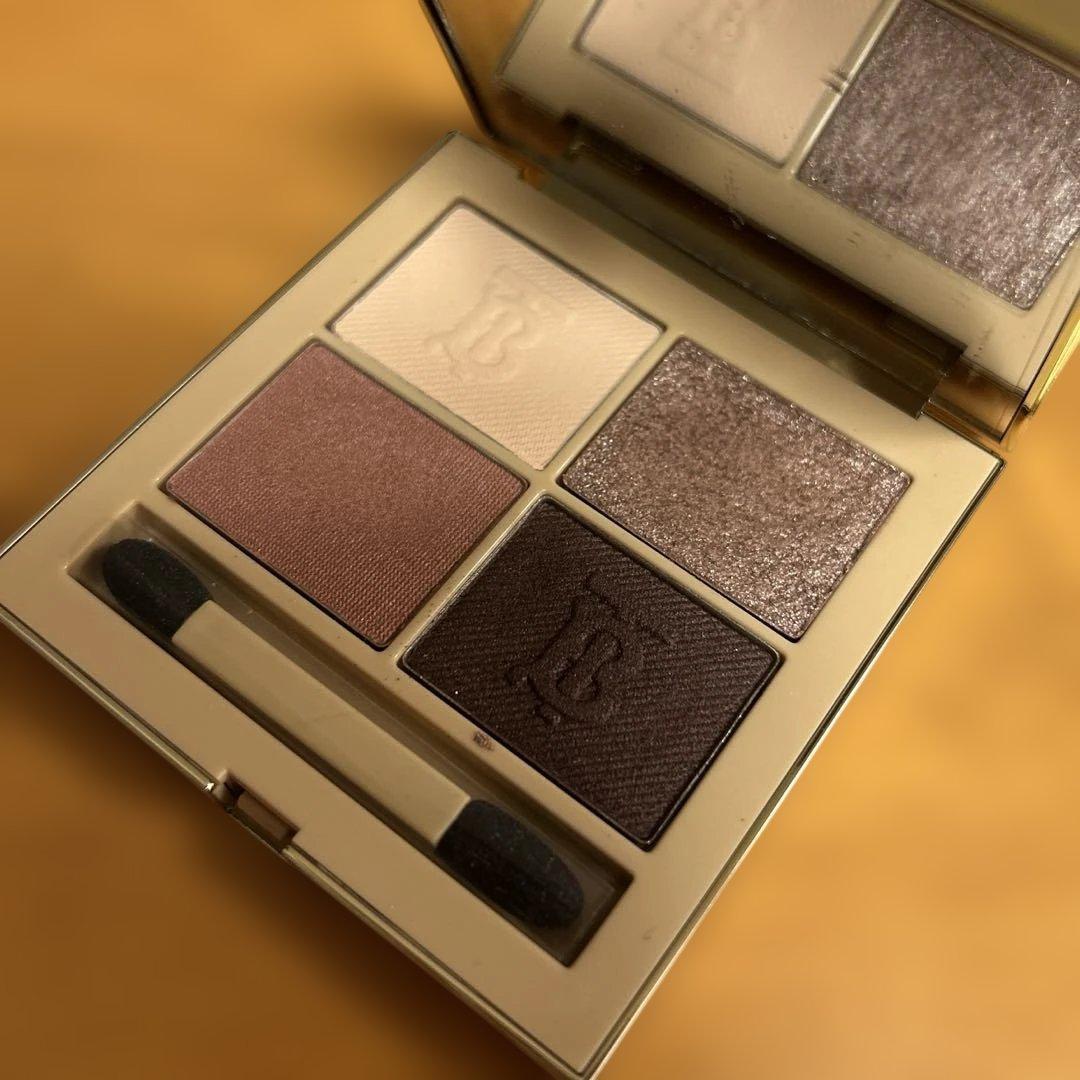 バーバリー　アイクアッド　アイシャドウ　02 ダスティキャラメル、05 ダスク