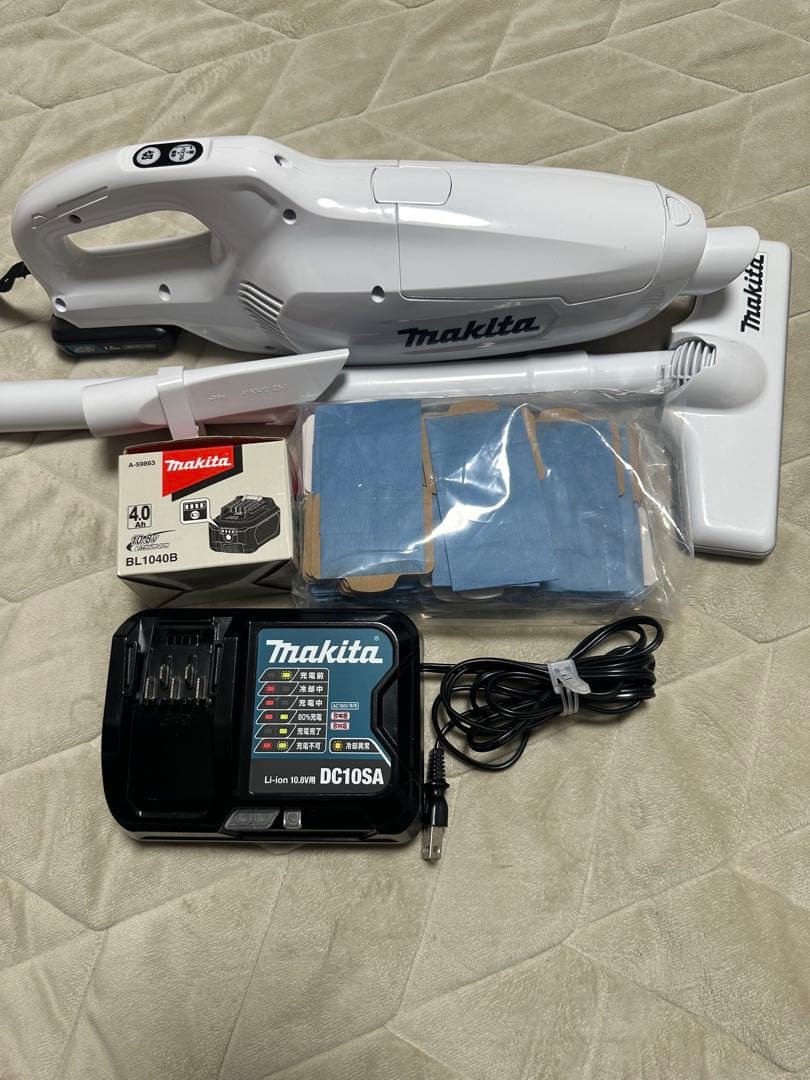 マキタ充電式クリーナCL107FDSHW予備バッテリ・ゴミパック61個付ほぼ新品