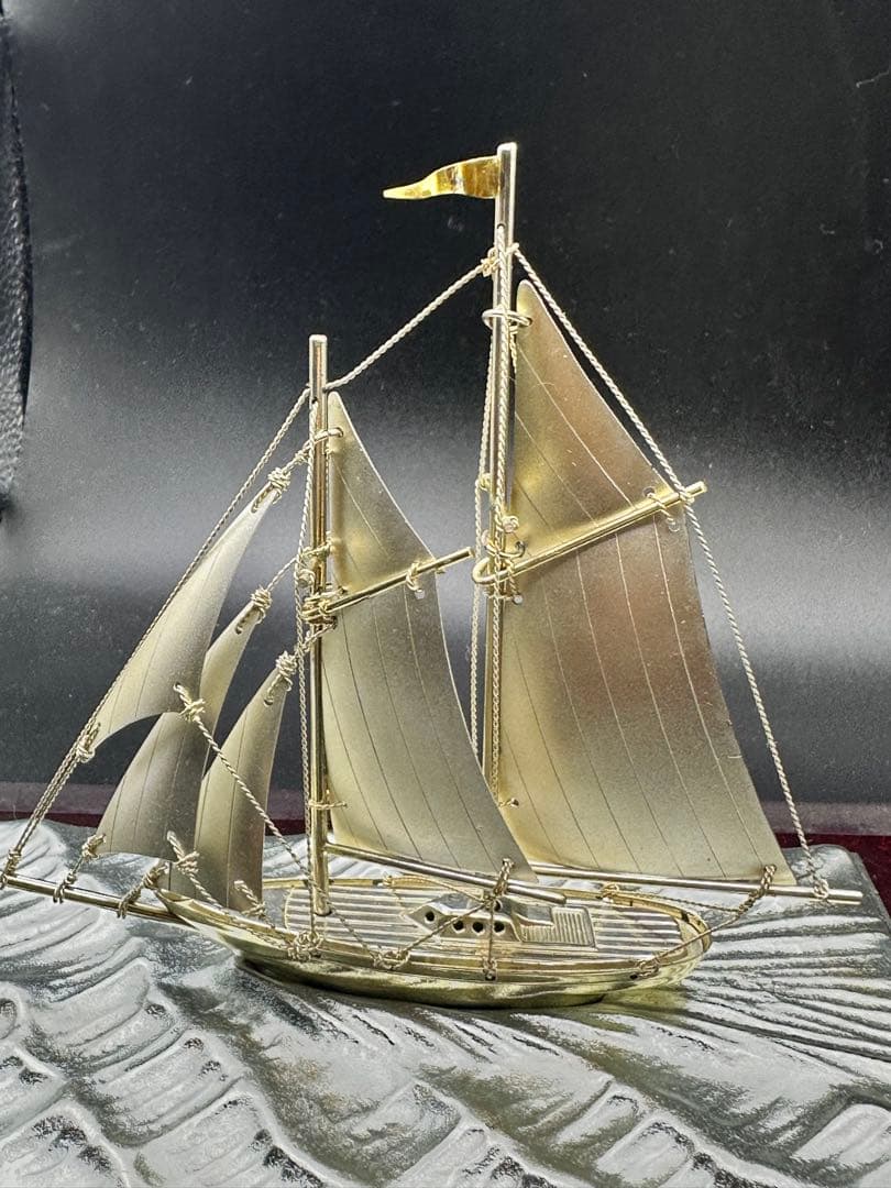 銀製(純銀刻印)帆船 置物 台付 ヨット シルバー 金属工芸 ガラスケース