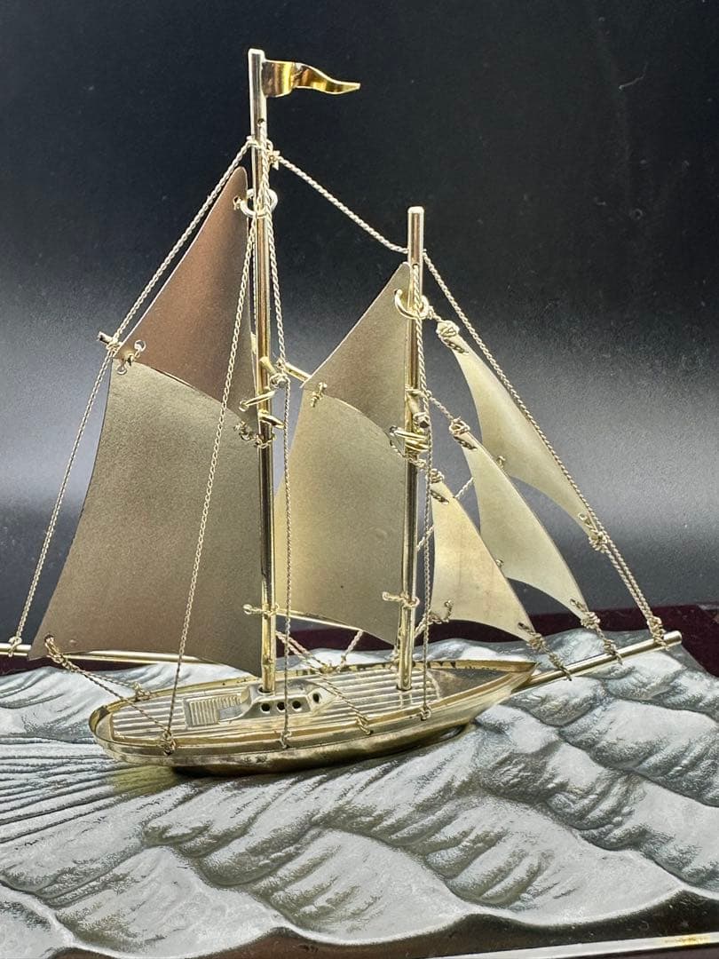 銀製(純銀刻印)帆船 置物 台付 ヨット シルバー 金属工芸 ガラスケース