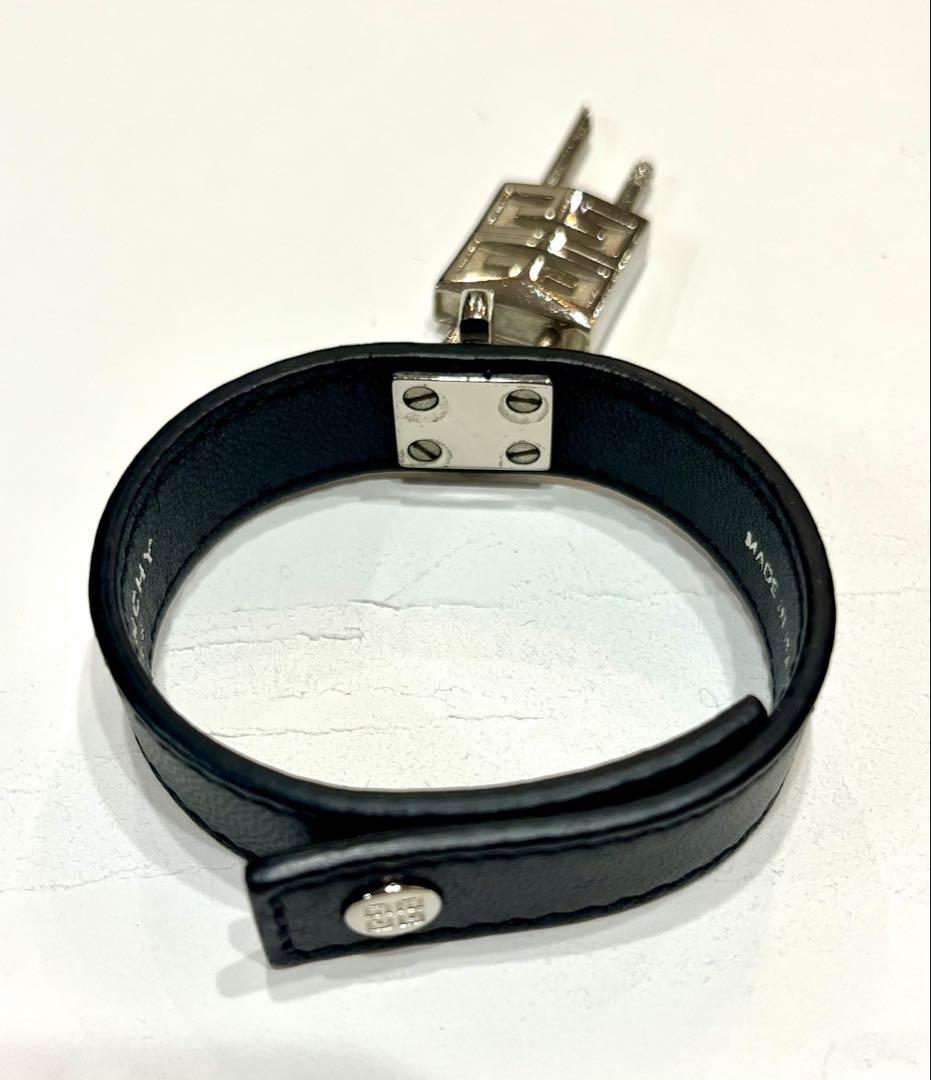 良品☆ジバンシィ 4Gパドロックスモール ブレスレット　バングル カデナ レザー