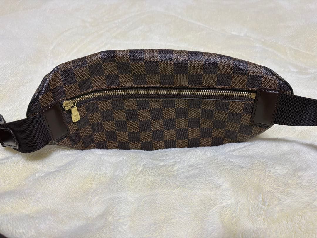 ルイヴィトンのダミエ柄のボディバッグ・ウエストポーチ
