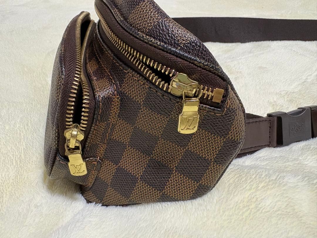 ルイヴィトンのダミエ柄のボディバッグ・ウエストポーチ