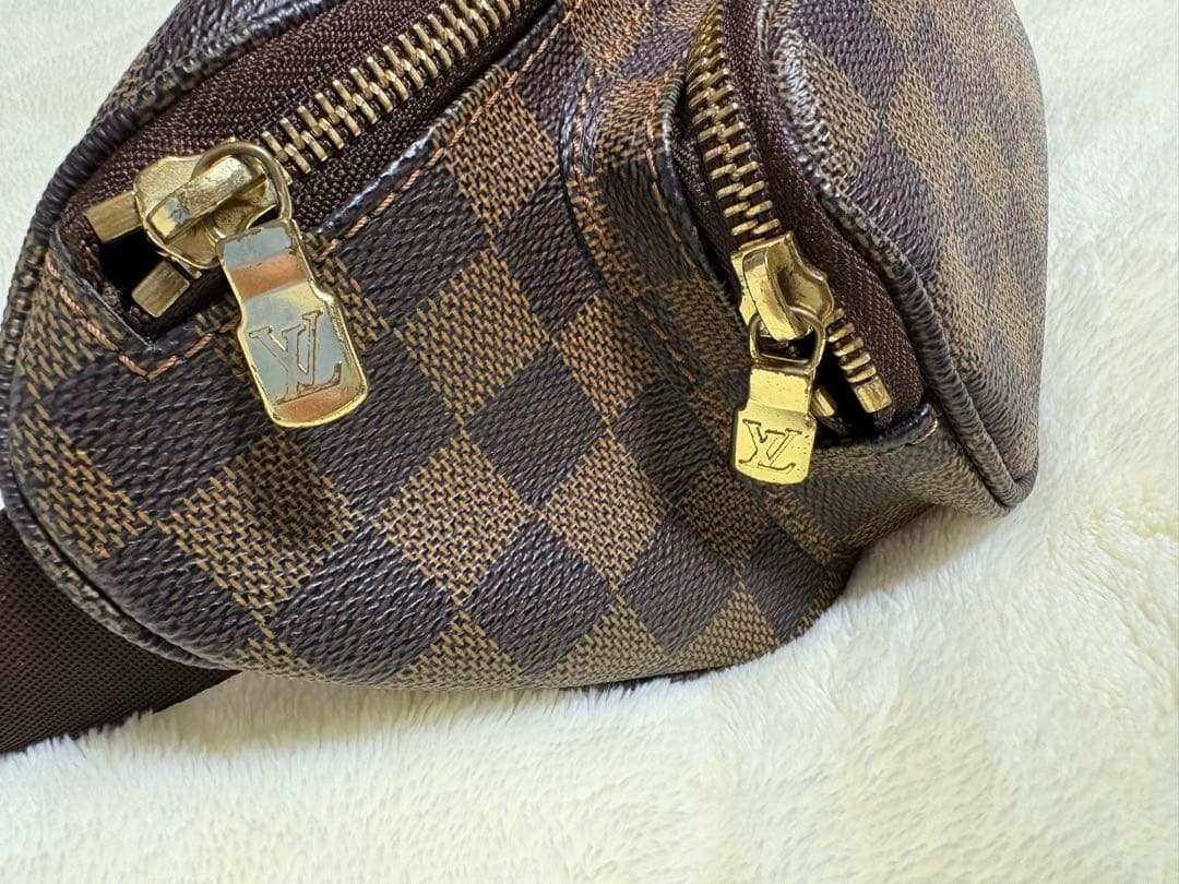 ルイヴィトンのダミエ柄のボディバッグ・ウエストポーチ