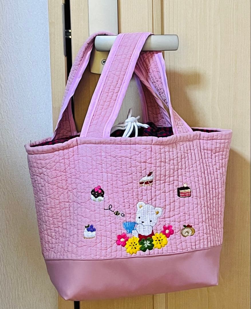 専用ページです。ピンクヌビ生地×合皮/ランチバック&ポーチ