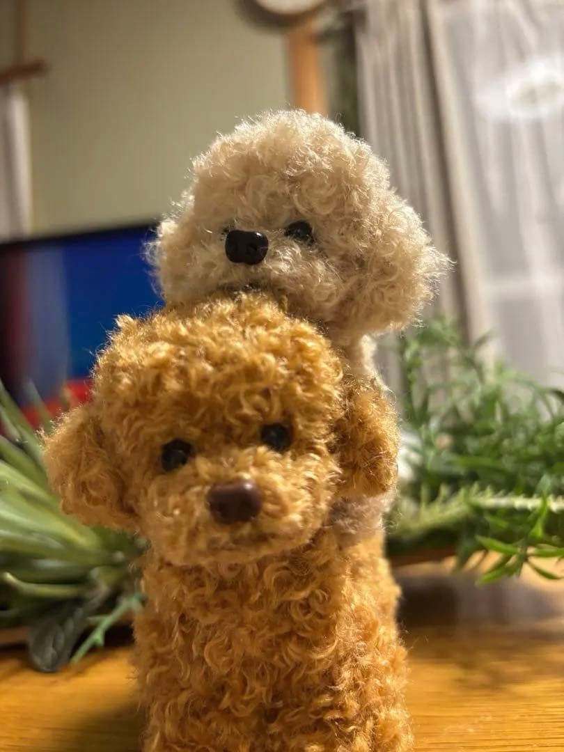 茶色と白の犬のぬいぐるみ