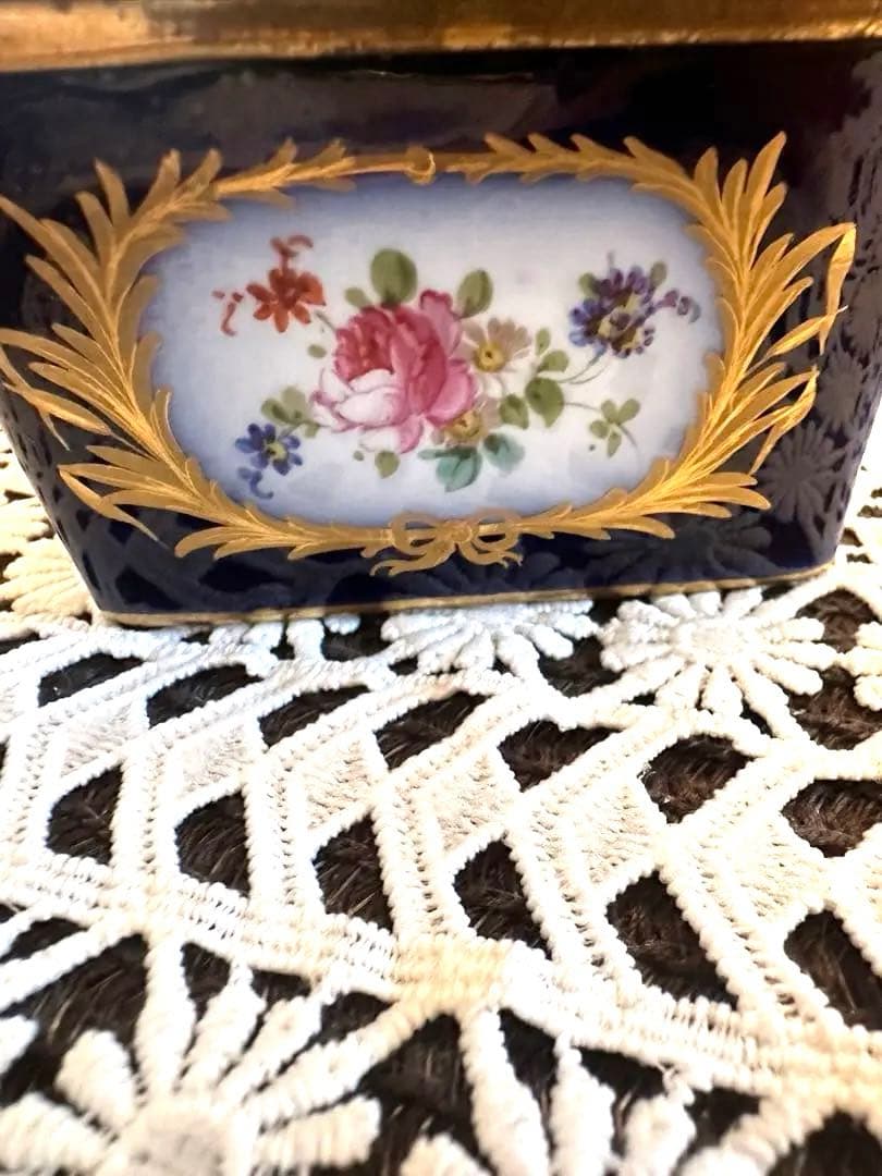 アンティーク　セーブル小物入れ