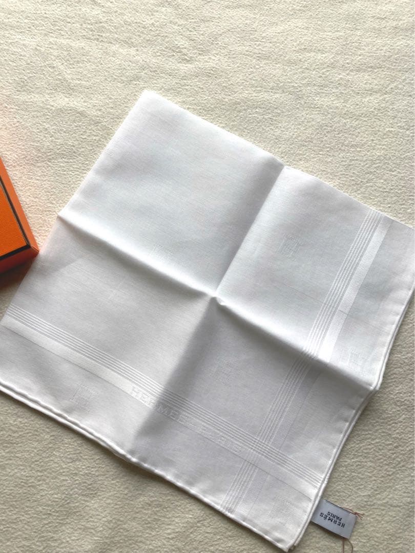 未使用タグ付　エルメス　ハンカチーフ　シャカード　Hレリーフ　ホワイト