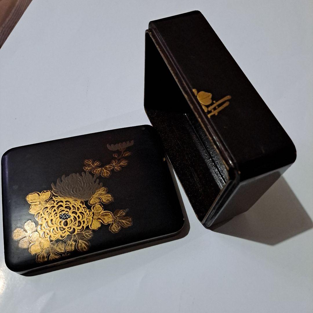 茶道具　食籠　螺鈿金彩蒔絵　蓋物　箱型 木地　黒地金彩螺鈿蒔絵 沈金菊図