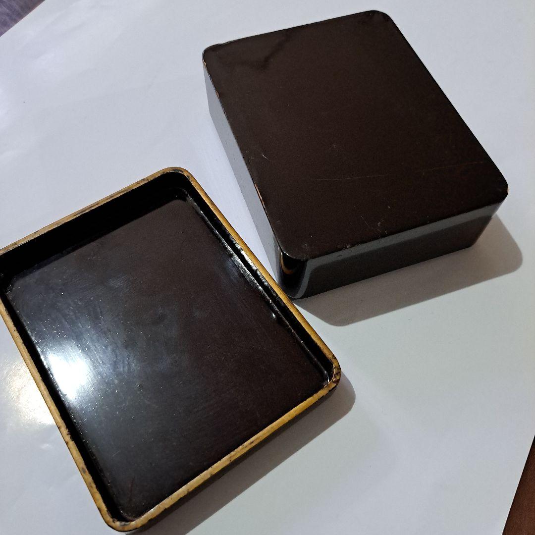 茶道具　食籠　螺鈿金彩蒔絵　蓋物　箱型 木地　黒地金彩螺鈿蒔絵 沈金菊図