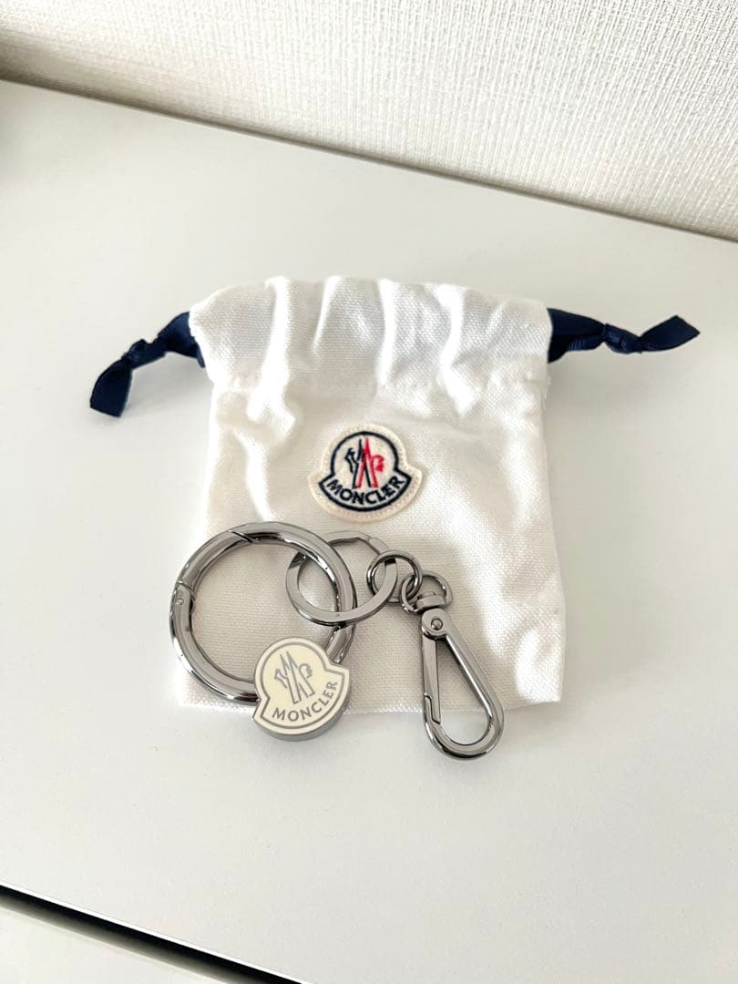レアモデル新品モンクレールキーホルダー　ホワイトデープレゼント